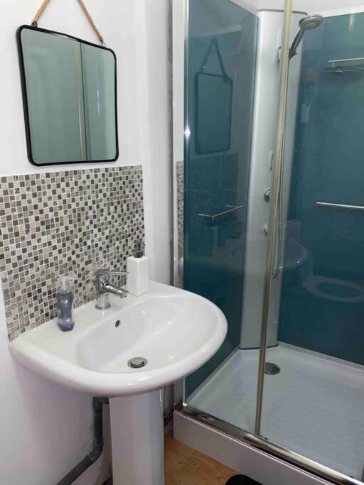 Studio Spacieux Proche Du Centre Ville Montceau-les-Mines Exteriör bild